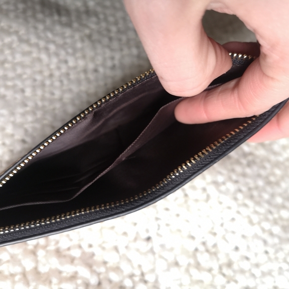 🏷️2/$20🏷️ Simple clutch - Picture 4 of 4